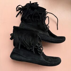 Deadstock Minnetonka Black Fringe Moccasin Lace up Boots, size 9